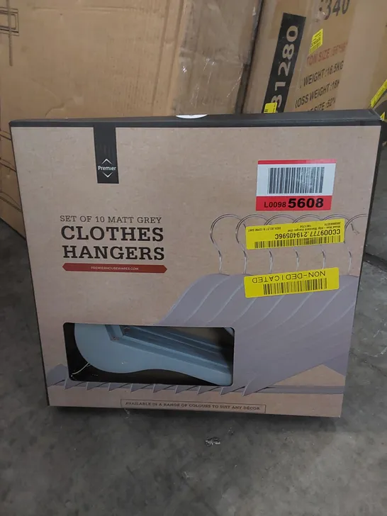 BOXED WOOD NON-SLIP STANDARD HANGER SET 