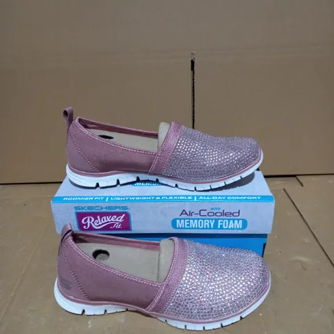 SKECHERS MAUVE SLIP ON SHOES - SIZE 5