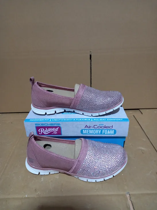 SKECHERS MAUVE SLIP ON SHOES - SIZE 5