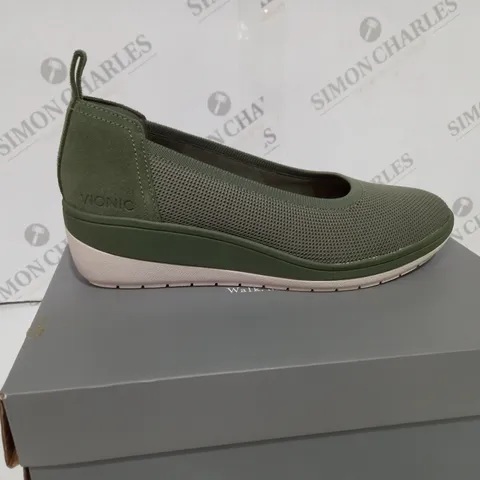 BOXED VIONIC JACEY SLIP-ON SHOES IN GREEN SIZE 7