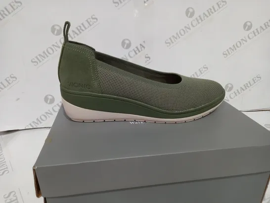 BOXED VIONIC JACEY SLIP-ON SHOES IN GREEN SIZE 7