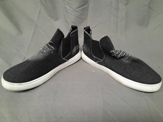 BOXED PAIR OF W.S AM-035 SHOES IN BLACK EU SIZE 40