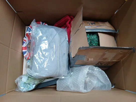 BOX OF APPROX 20 ASSORTED ITEMS TO INCLUDE - KING CHARLES PAPER PLATES - CHRISTMAS STOCKINGS - MOVIE SET CLAPPER BOARD ECT