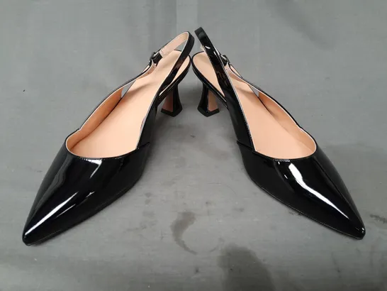 BOXED PAIR OF DESIGNER POINTED TOE SLINGBACK HEELS IN GLOSSY BLACK EU SIZE 40.5