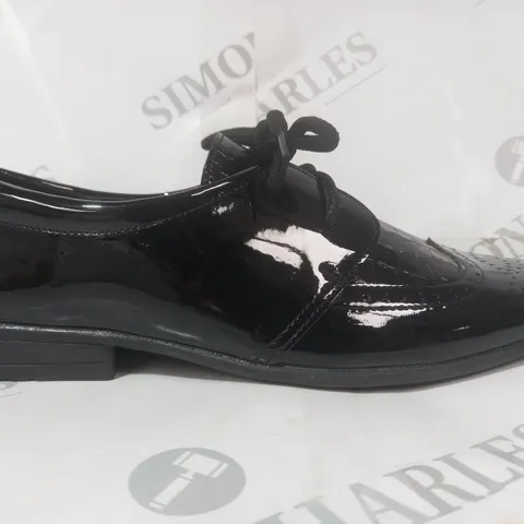 BOXED PAIR OF DESIGNER SHOES IN GLOSSY BLACK EU SIZE 35