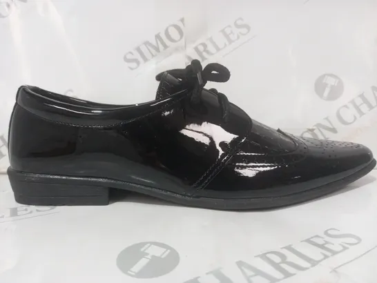 BOXED PAIR OF DESIGNER SHOES IN GLOSSY BLACK EU SIZE 35
