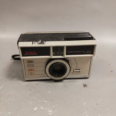 KODAK INSTAMATIC 200 RETRO FILM CAMERA 