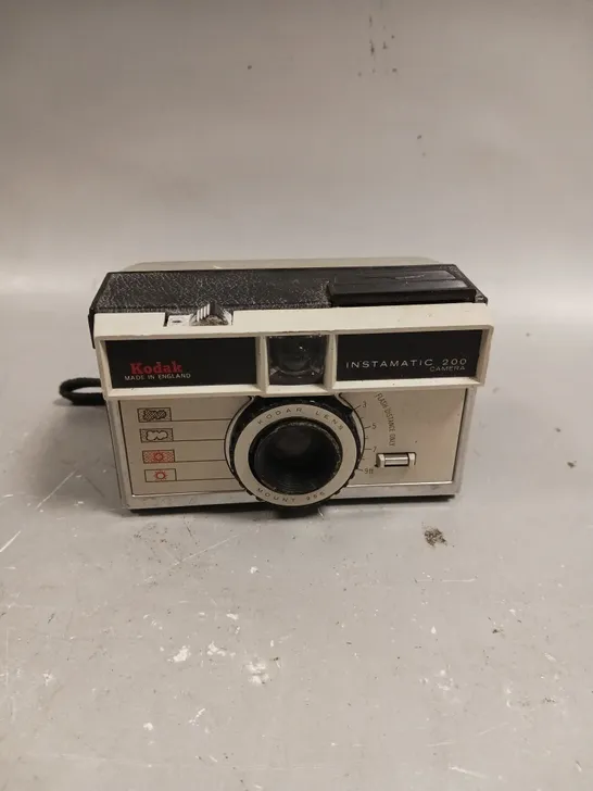 KODAK INSTAMATIC 200 RETRO FILM CAMERA 