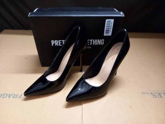 BOXED PAIR OF PRETTYLITTLETHING BLACK COURT SHOES - 6