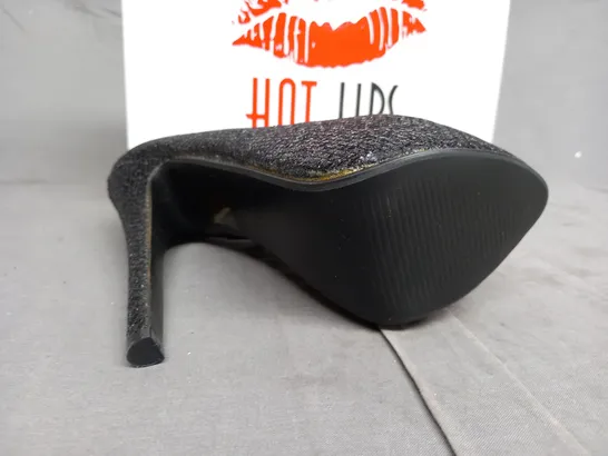 LOT OF 14 BOXED PAIRS OF HOT LIPS BLACK SHIMMER HEELED SHOES - VARIOUS SIZES