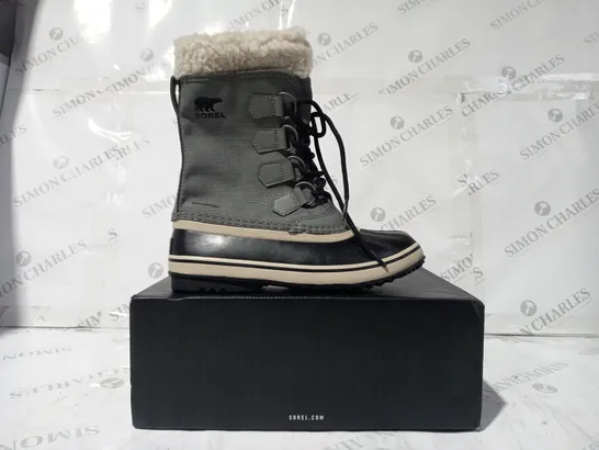 BOXED PAIR OF SOREL WINTER CARNIVAL BOOTS IN GREY/BLACK UK SIZE 3