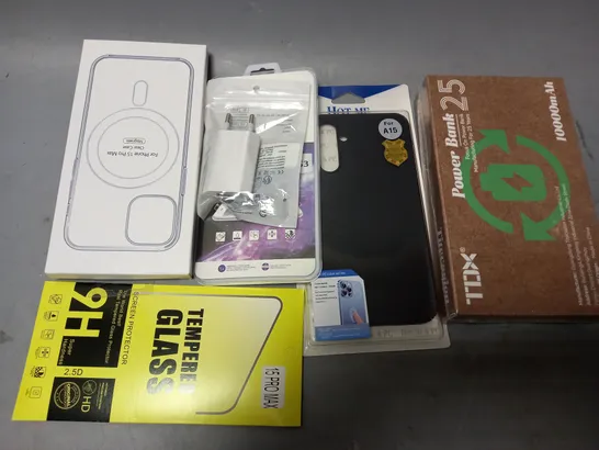 APPROXIMATELY 30 ASSORTED SMARTPHONE ACCESSORIES TO INCLUDE SCREEN PROTECTORS, CHARGING CABLES, PROTECTIVE CASES ETC 