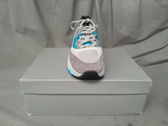 BOXED PAIR OF CLEENS AERO RUNNER SHOES IN GREY/TURQUOISE UK SIZE 10