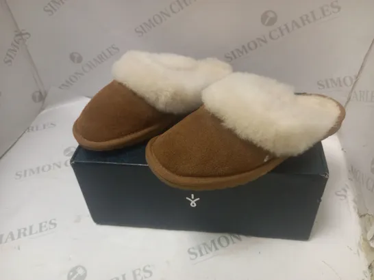 BOXED CAMEL MONCH SLIPPERS - SIZE 5