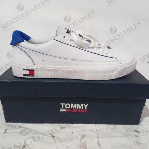 BOXED PAIR OF TOMMY JEANS LACE UP SHOES IN WHITE/BLUE UK SIZE 7