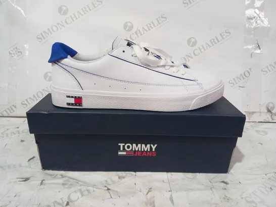 BOXED PAIR OF TOMMY JEANS LACE UP SHOES IN WHITE/BLUE UK SIZE 7