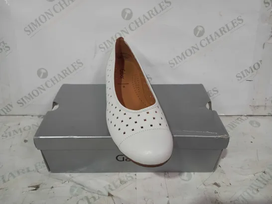 BOXED PAIR OF GABOR HOVERCRAFT SLIP-ON SHOES IN WHITE UK SIZE 9