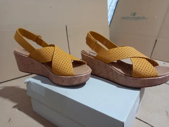 CLARKS LASER CUT LEATHER WEDGE SANDAL STANDARD FIT YELLOW- UK SIZE 7