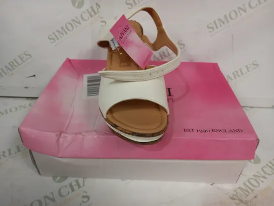 BOXED PAIR OF AJVANI OPEN TOE WEDGE SANDALS IN WHITE SIZE 6