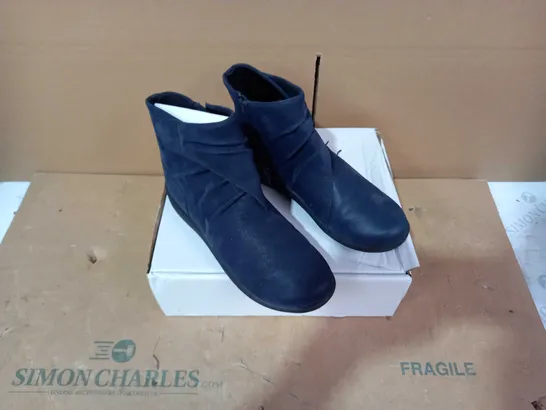 BOXED PAIR OF CLARKS - SIZE 5E