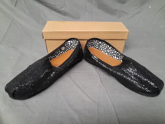 BOX OF APPROXIMATELY 20 BOXED PAIRS OF DESIGNER SLIP-ON SHOES IN BLACK W. GLITTER EFFECT - VARIOUS SIZES