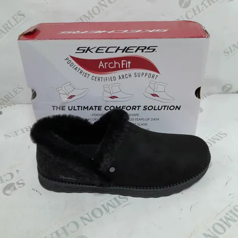 BOXED PAIR OF SKETCHERS DREAM BOOTIE BLACK SIZE 6 