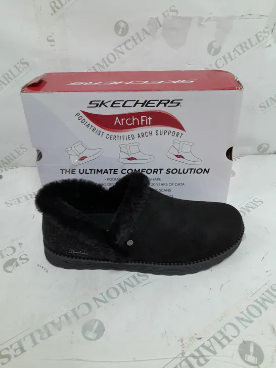 BOXED PAIR OF SKETCHERS DREAM BOOTIE BLACK SIZE 6 