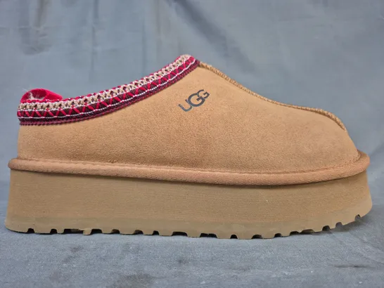 BOXED PAIR OF UGG SHOES IN CHESTNUT UK SIZE 6