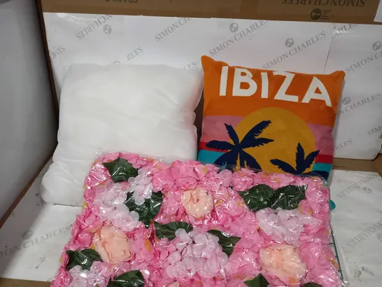 BOX OF APPROX 5 ITEMS TO INCLUDE 3 CUSHIONS AND DECORATIV FLOWER WALL ART 