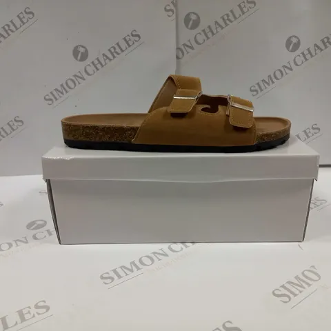 BOXED PAIR OF UNBRANDED SANDALS UK SIZE 7