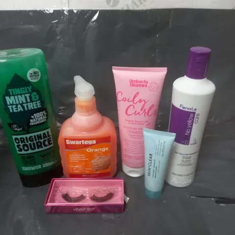 APPROXIMATELY 20 ASSORTED COSMETIC PRODUCTS TO INCLUDE ORIGINAL SOURCE SHOWER GEL, SWARFEGA HAND WASH AND FALSE EYELASHES