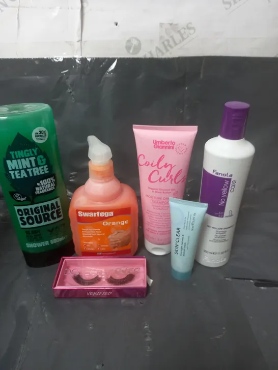 APPROXIMATELY 20 ASSORTED COSMETIC PRODUCTS TO INCLUDE ORIGINAL SOURCE SHOWER GEL, SWARFEGA HAND WASH AND FALSE EYELASHES