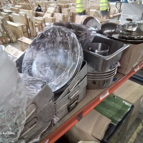 SHELF OF ASSORTED METAL CATERING PANS, ROASTING TRAYS, SERVING DISHES, CAULENDERS,