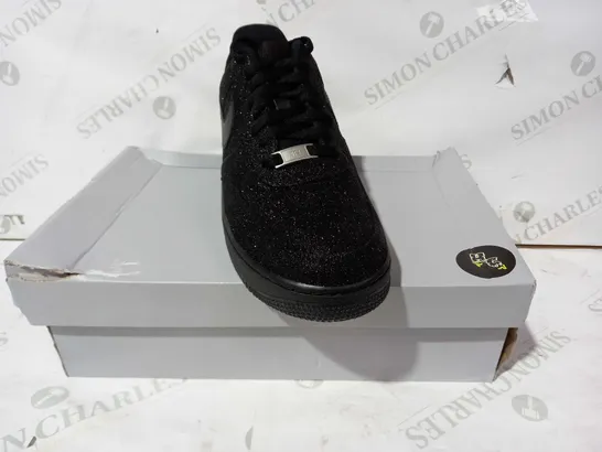 BOXED PAIR OF NIKE AIR FORCE 1 SHOES IN BLACK W. GLITTER EFFECT UK SIZE 7