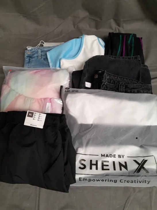 BOX OF APPROXIMATELY 25 ASSORTED CLOTHING ITEMS TO INCLUDE - SHORTS, JEANS, LEGGINGS ETC