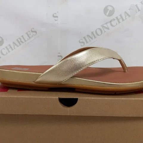 BOXED PAIR OF FITFLOP GRACIE LEATHER FLIP FLOPS IN PLATION - UK 5.5