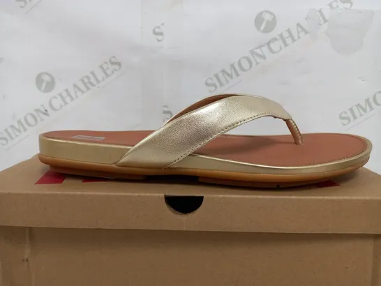 BOXED PAIR OF FITFLOP GRACIE LEATHER FLIP FLOPS IN PLATION - UK 5.5