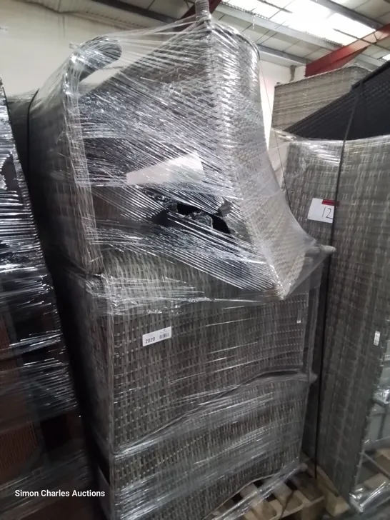 PALLET OF ASSORTED RATTAN GARDEN FURNITURE PARTS INCLUDING 2 × GREY RECLINERS, 2 × LOUNGER & 1 CURVED SOFA.