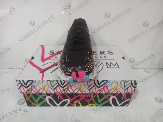 BOXED PAIR OF SKECHERS GO RUN WOMEN'S TRAINERS IN BLACK/MULTICOLOUR SIZE 6