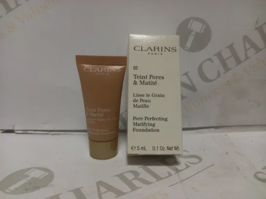 BOX OF APPROX 15 CLARINS TEINT PORES & MATITE 02 5ML