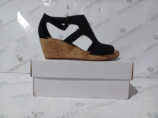 BOXED PAIR OF CLARKS UN PLAZA STRAP WIDE FIT NUBUCK WEDGE SANDALS IN BLACK - UK SIZE 6