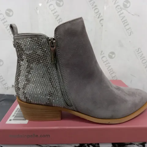 BOXED MODA IN PELLE KATREENA SUEDE HEEL BOOTS IN DARK GREY - EU 39