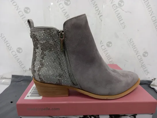 BOXED MODA IN PELLE KATREENA SUEDE HEEL BOOTS IN DARK GREY - EU 39