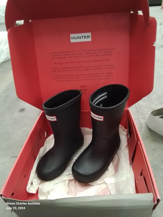 BOXED PAIR OF HUNTER BRAND CHILDREN'S WELLINGTON BOOTS KIDS SIZE 7