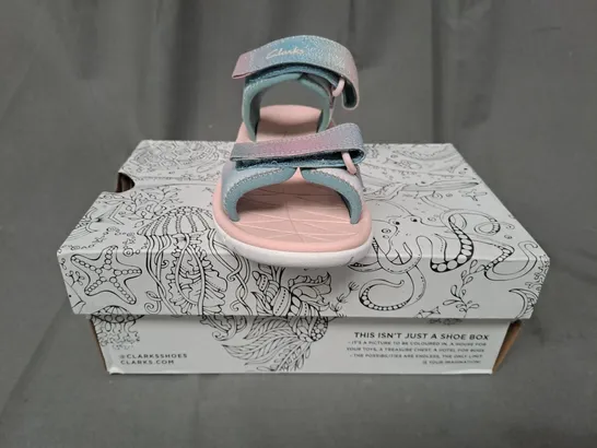 BOXED PAIR OF CLARKS SURFINGTIDE KIDS SANDALS IN PASTEL BLUE/PINK GRADIENT UK SIZE 13