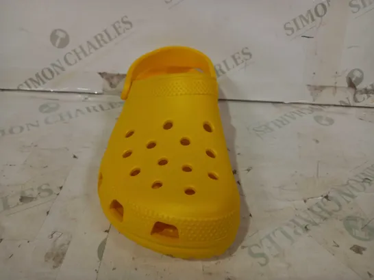 BOXED PAIR OF CROCS CLASSIC IN LEMON YELLOW SIZE M7/W9