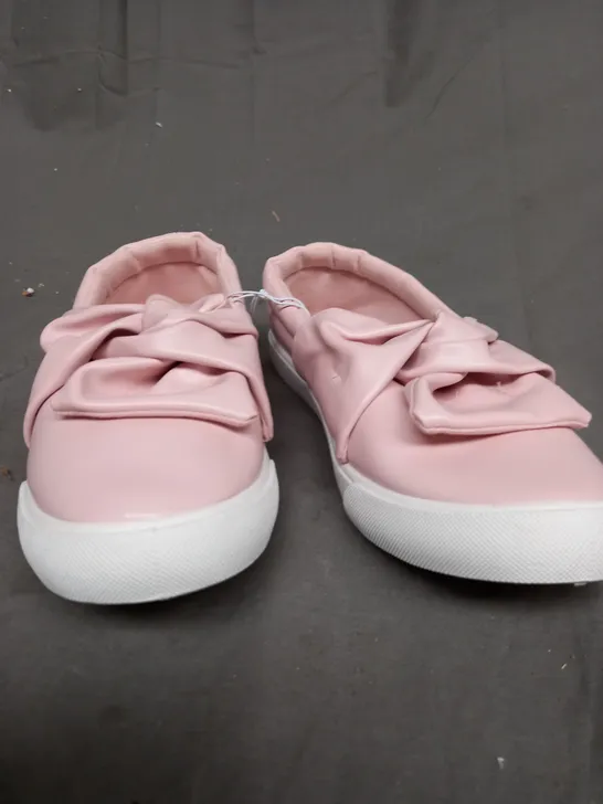 BOX OF 10 LOW BOW PINK SHOES 