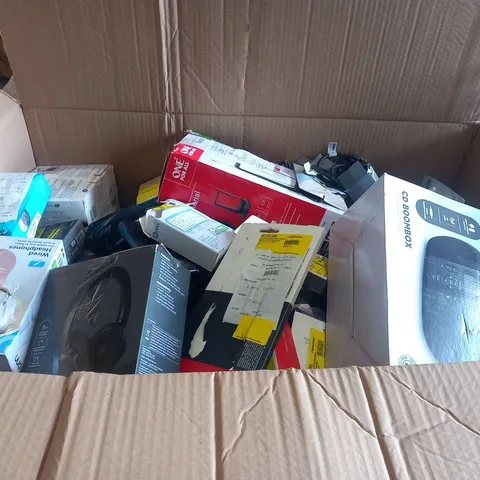 PALLET OF ASSORTED ELECTRICALS AND ACCESSORIES TO INCLUDE; EPSON XP-3200, CD BOOMBOX, ROKU EXPRESS AND WIRELESS NOISE CANCELLING HEADPHONES