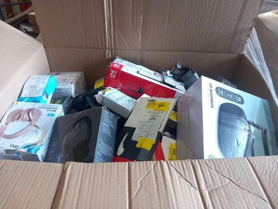 PALLET OF ASSORTED ELECTRICALS AND ACCESSORIES TO INCLUDE; EPSON XP-3200, CD BOOMBOX, ROKU EXPRESS AND WIRELESS NOISE CANCELLING HEADPHONES