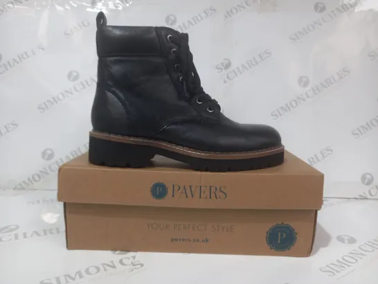 BOXED PAIR OF PAVERS ANKLE BOOTS IN BLACK SIZE 4